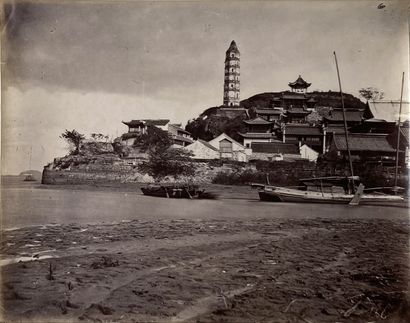 CHINE "Chin-Kiang", ca. 1880. Photographie. Tirage albuminé légendé au dos.21,5 x...