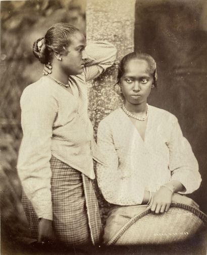 CEYLAN – WILLIAM LOUIS HENRY SKEEN & Co Jeunes femmes, ca. 1880. Photographie. Tirage...