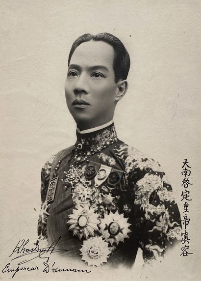 HUONG-KY Portrait de Khai Dinh (1885-1925), empereur d'Annam de 1916 à 1925, ca.1925...