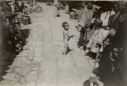 CHINE - AUGUSTE FRANÇOIS (1857-1935) Cortège funéraire, enfant dans la rue, Yunnanfu,...