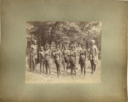 INDE Famille indienne, crémation sur les bords du fleuve, ca. 1880. Photographies....