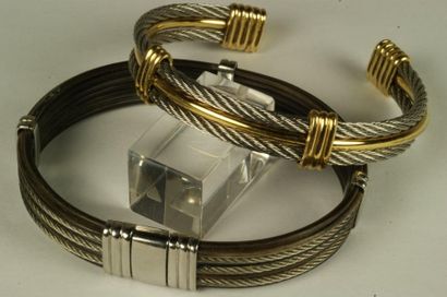 null Deux bracelets en câbles d'acier torsadés, l'un agrémenté de métal doré.