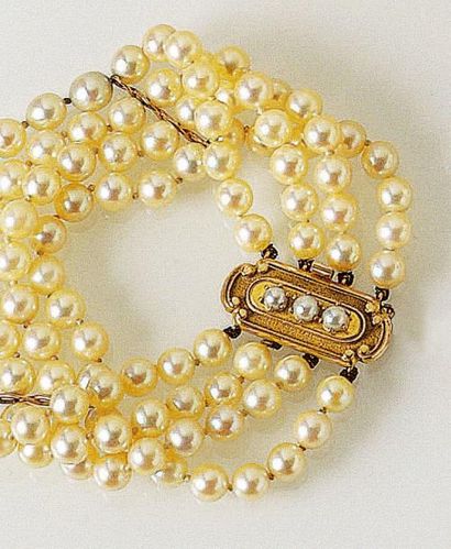 null Bracelet à quatre rangs de perles de culture, le fermoir en or jaune satiné...