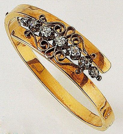 null Bracelet "Jonc" ouvrant en or jaune et argent la partie centrale à décor croisé...