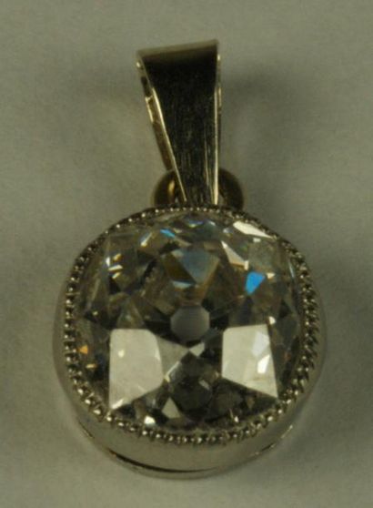 null Pendentif en or gris et platine serti d'un diamant taille ancienne d'environ...