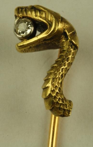 null Épingle de cravate à décor de tête de serpent tenant un diamant, vers 1900....