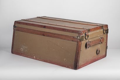 MALLE DE VOITURE Trunk in coated canvas. Locks and latches in gilded brass, lozinated...