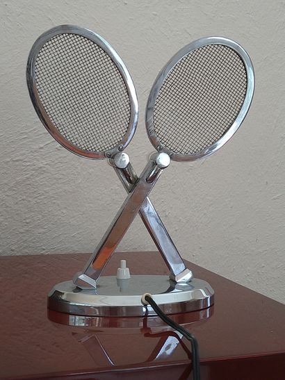 LAMPE FORMANT RAQUETTES DE TENNIS 1940 Bedside or desk lamp composed of two tennis...