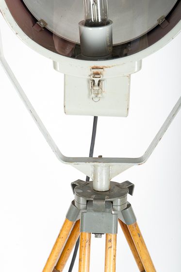 LAMPE INDUSTRIELLE TRIPODE Grande lampe/projecteur tripode de type industriel . Pied...