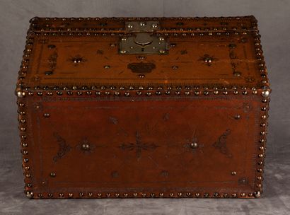 Coffre de voyage Travelling trunk in studded and embossed leather, inside covered...