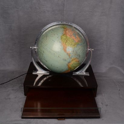 Globe terrestre lumineux Globe mounted on a lacquered wooden base with a drawer....