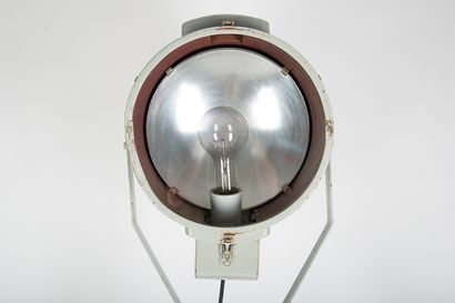 LAMPE INDUSTRIELLE TRIPODE Grande lampe/projecteur tripode de type industriel . Pied...