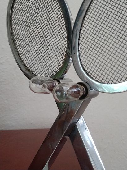 LAMPE FORMANT RAQUETTES DE TENNIS 1940 Bedside or desk lamp composed of two tennis...