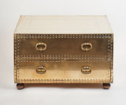 COMMODE EN BOIS ET CUIVRE Chest of drawers in wood covered with copper. Wooden legs....
