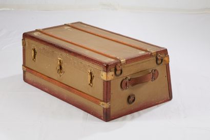 MALLE DE VOITURE Trunk in coated canvas. Locks and latches in gilded brass, lozinated...