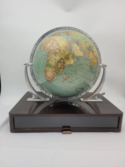 Globe terrestre lumineux Globe mounted on a lacquered wooden base with a drawer....