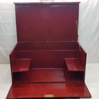 BAR EN BOIS LAQUE 1970 Bar in red lacquered wood with a cubic box revealing a compartmentalized...