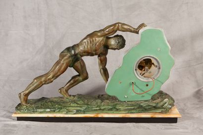 MAX LE VERRIER PENDULE Epreuve en bronze à patine verte figurant un homme poussant...