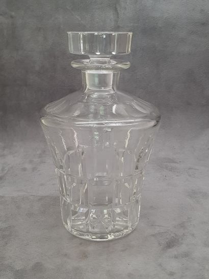 CARAFE INCURVEE A BISEAUX Glass decanter with a curved shape decorated with deep...