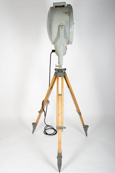 LAMPE INDUSTRIELLE TRIPODE Large tripod lamp/projector of industrial type. Wooden...