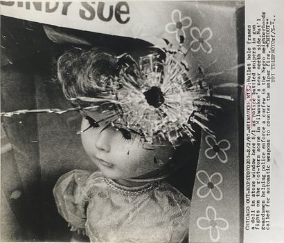 ANONYME Poupée, Milwaukee, 1967. 
Photographie. Tirage argentique contretype d'époque,...