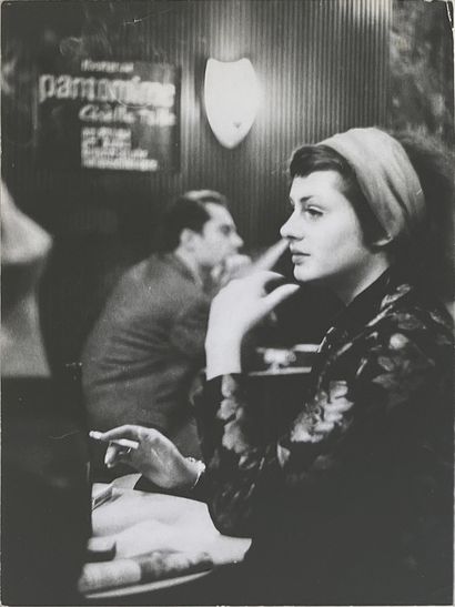 GERT KREUTSCHMANN (1920-1988) Au café, ca. 1960. 
Photographie. Tirage argentique...