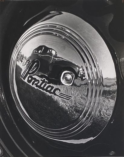 ANONYME "The hubcap of a 1936 Pontiac 4-door touring car reflects a 1940 Dodge",...