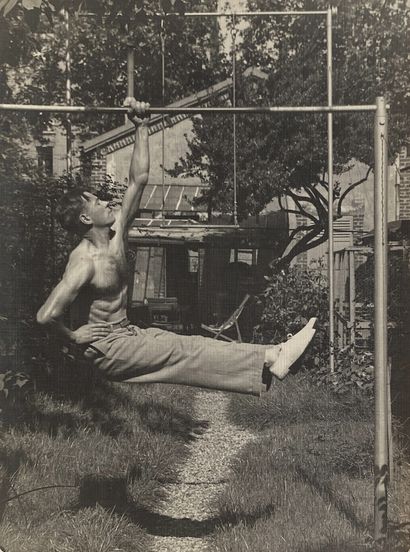ANONYME Gymnaste, ca. 1950. 
Photographie. Tirage argentique d'époque. 
23,5 x 17,3...