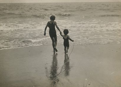 ANONYME Sur la plage, ca. 1910. 
Photographie. Tirage argentique d'époque, annoté...