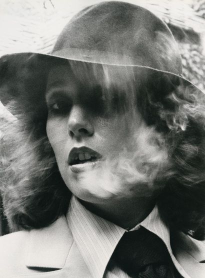 ANONYME Femme au chapeau, ca. 1970. 
Photographie. Tirage argentique d'époque. 
Image...