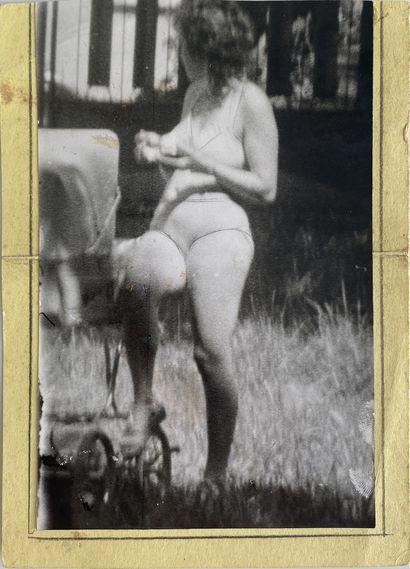 MIROSLAV TICHY (1926-2011) Sans titre, femme au landau, ca. 1960-1970. 
Photographie....