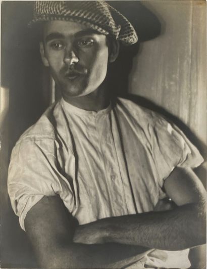 BORONKAY KALMAN (1893-1941) Jeune homme à la casquette, ca. 1930. 
Photographie....