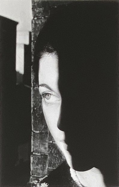 RALPH GIBSON (1939-) Woman face in shadow, 1974. 
Photographie. Tirage argentique...