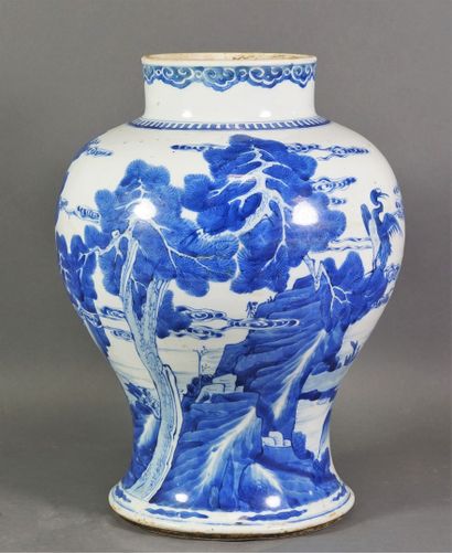 CHINE PÉRIODE KANGXI 
Vase balustre en porcelaine à décor en bleu de cobalt sous...