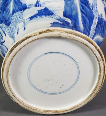 CHINE PÉRIODE KANGXI 
Vase balustre en porcelaine à décor en bleu de cobalt sous...