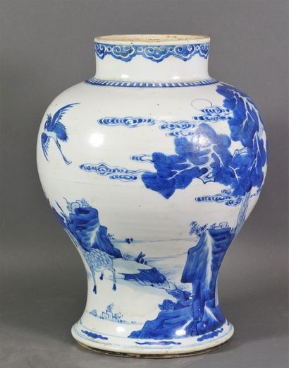 CHINE PÉRIODE KANGXI 
Vase balustre en porcelaine à décor en bleu de cobalt sous...