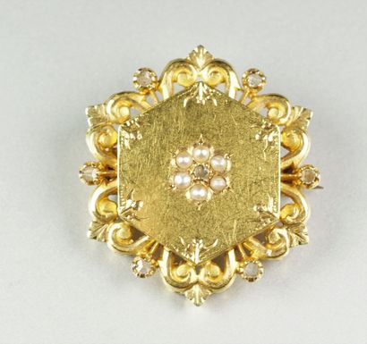 null Broche ancienne en or jaune 18K (750/oo) formant rosace ajourée sertie de diamants...