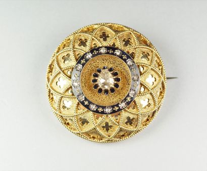 null Round domed brooch in 18K (750/oo) yellow gold forming a rosette decorated with...