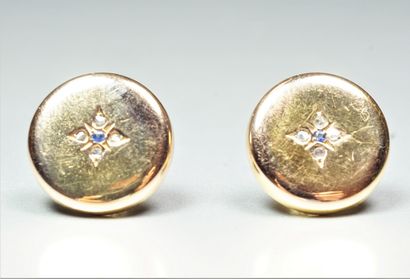 null Pair of smooth 18K (750/oo) yellow gold round earrings (remontage), each centered...