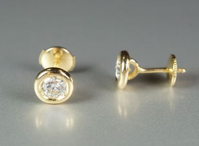 null Paire de clous d'oreilles en or jaune 18K (750/oo) ornés chacun d'un diamant...