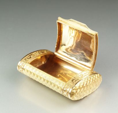 null Box Snuffbox in 18K yellow gold (750/oo) with oval section and entirely guilloched...