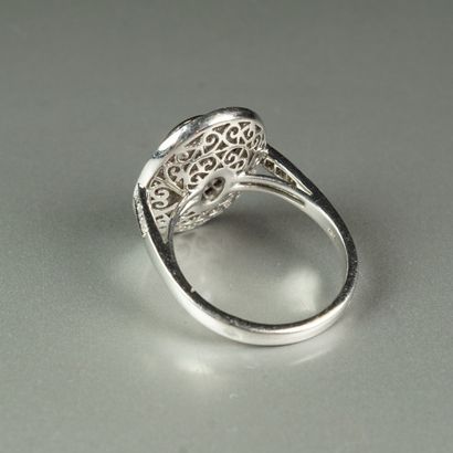null Bague en or gris 18K (750/oo) ornée d'un diamant ovale pesant 2,57 carats en...