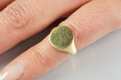 null Bague Chevalière de petits doigt en or jaune 18K (750/oo) lisse, le plateau...