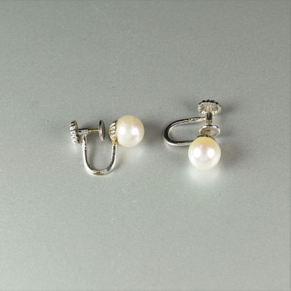 null Paire de boucles d'oreilles en or gris 14K (585/oo) agrémentées chacune d'une...