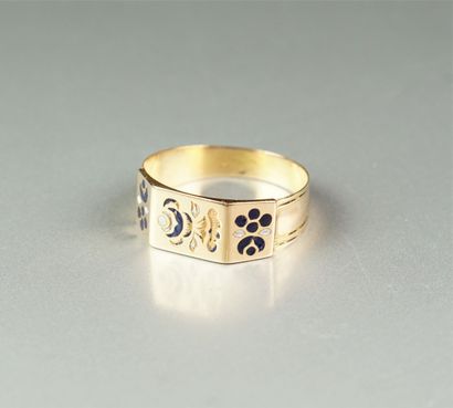 Ring in 18K (750/oo) yellow gold, the central...