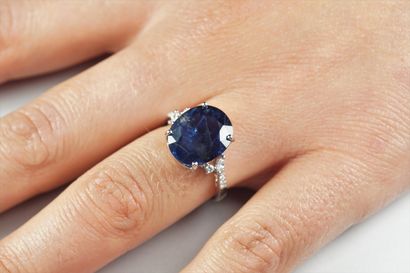null 18K (750/oo) white gold ring centered on an oval sapphire weighing 8.25 carats,...