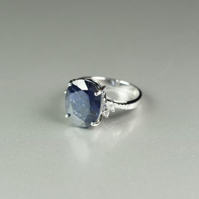 null 18K (750/oo) white gold ring centered on an oval sapphire weighing 8.25 carats,...