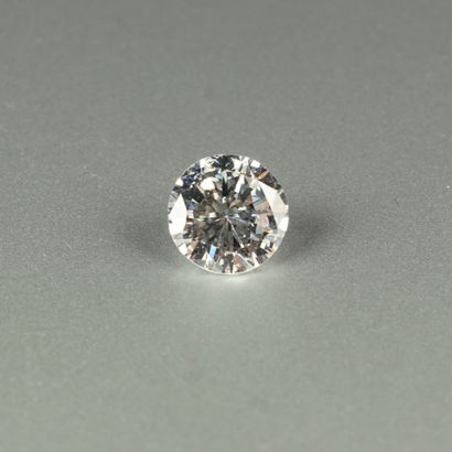 null Bague solitaire en or gris et platine sertie d’un diamant central taille brillant...