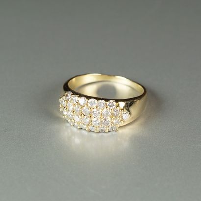 null Bague Jonc en or jaune 18K (750/oo) centrée d'un pavage de diamants taille brillant....