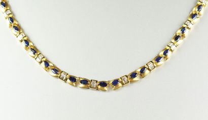 null Collier en or jaune 18K (750/oo) à maillons articulés formant des noeuds papillons...